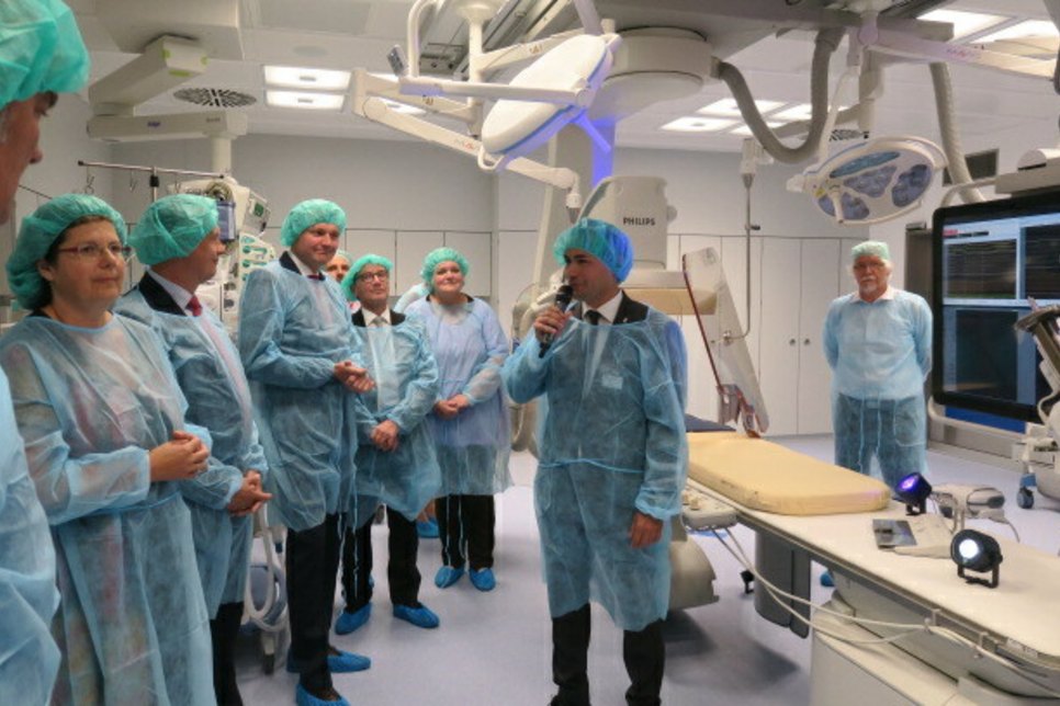 Nach der traditionellen Einweihung durch Geschäftsführer Sadik Tastan(r.) hatten Gäste die Möglichkeit, sich den hochmodernen Hybrid-Saal anzusehen und mit den Ärzten ins Gespräch zu kommen. Foto: Dany Dawid