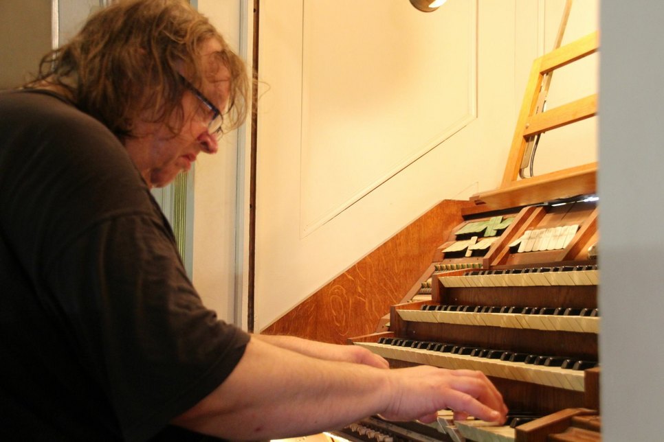 Organist Matthias Eisenberg an der berühmten Sauer-Orgel. Foto: Keil