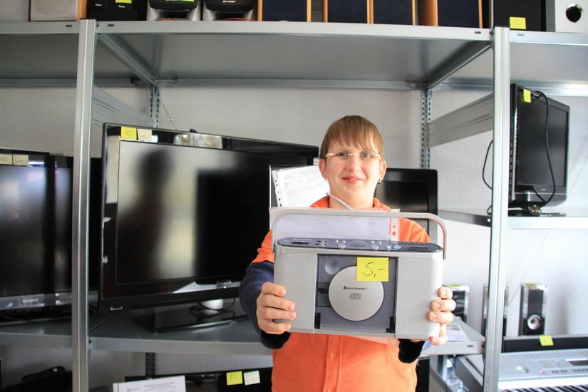 Anne war die erste Kundin in dem Laden und freute sich über ihren CD-Spieler. Foto: Schramm
