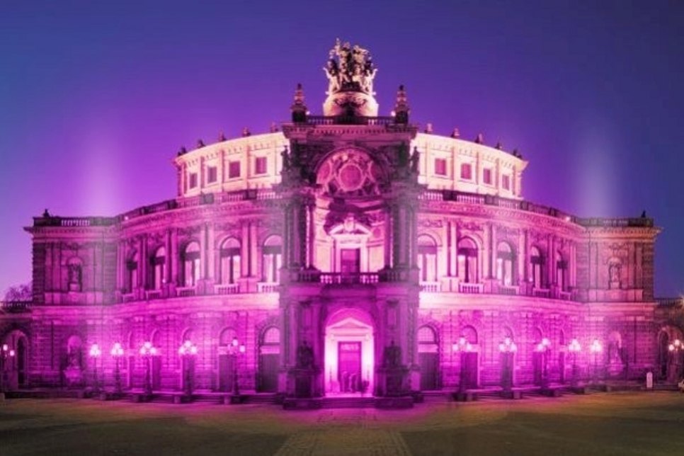Simulation der lila illuminierten Semperoper. Fotomontage: Uniklinikum Dresden
