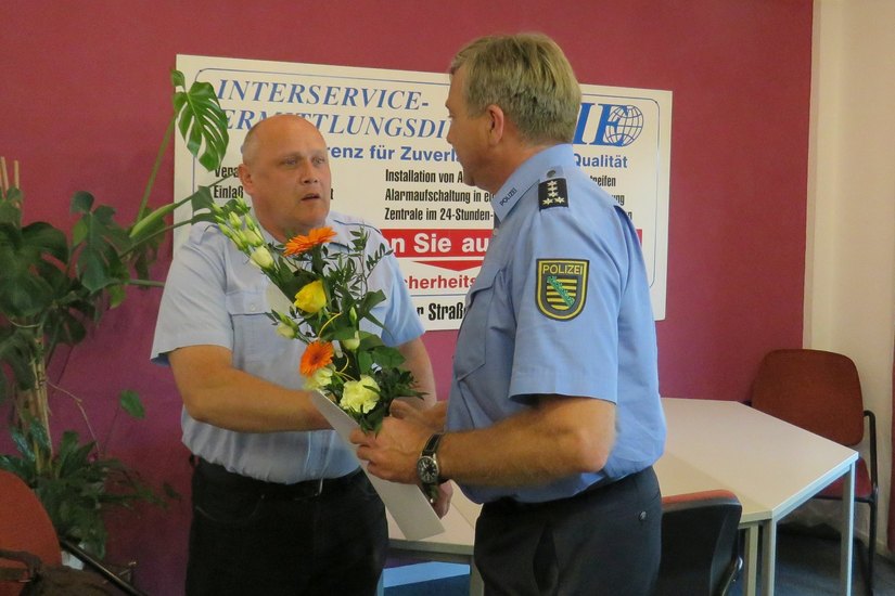 Polizeihauptkommissar Uwe Horbaschk bedankt sich bei Klaus Thamm (links). Foto: Polizei