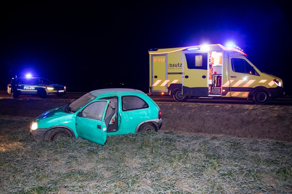 Eine Opel-Fahrerin verlor die Kontrolle über ihr Fahrzeug auf einer glatten Fahrbahn. Foto: Rocci Klein