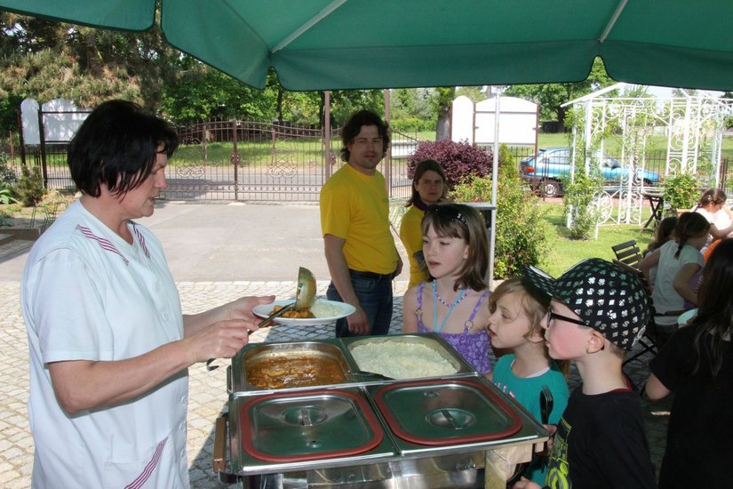 Kids der Grundschule Noßdorf wurden beim Tag der offenen Tür von einer Mitarbeiterin der Großküche versorgt. Gulasch und Reis kamen super an. Foto: jho