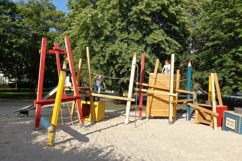 Ein Hingucker: Der Malerspielplatz mit symbolischen Malutensilien. Fotos: Stadt Großräschen/Kati Kiesel