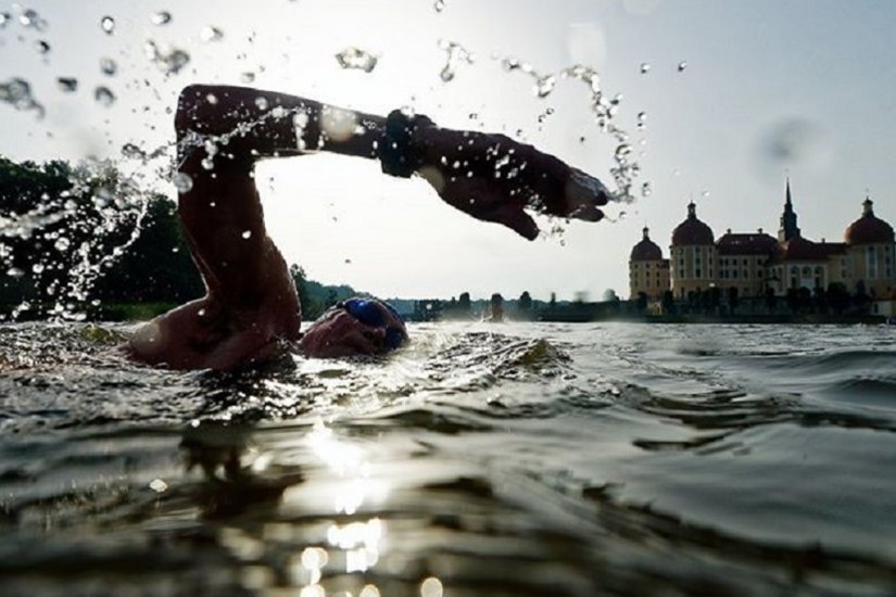 Schwimmen vor traumhafter Kulissen ist ein Markenzeichen des Schloss-Triathlon. Foto: Petko Beier