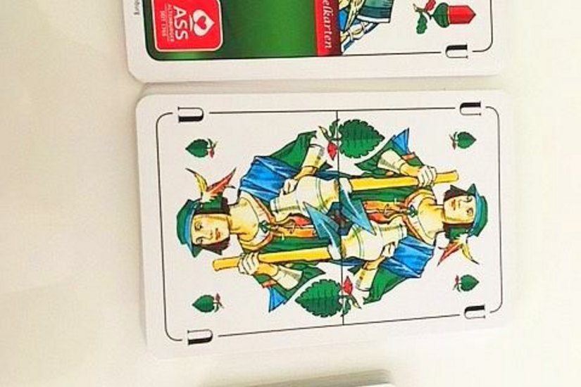 Die Altenburger Spielkartenfabrik hat extra  für das Event in Großenhain übergroße Spielkarten angefertigt.  (Bild rechts) Fotos: Privat