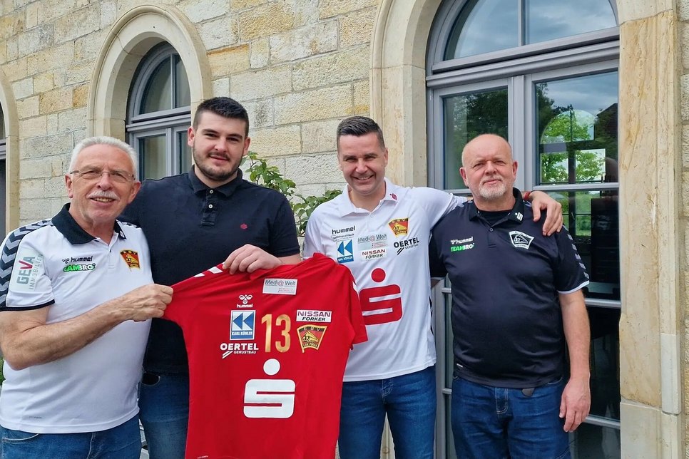 Co-Trainer Jochen Müller, Neuzugang Matej Sarajlic, Chefcoach Dusan Milicevic und Geschäftsführer Uwe Heller freuen sich auf die Zusammenarbeit.