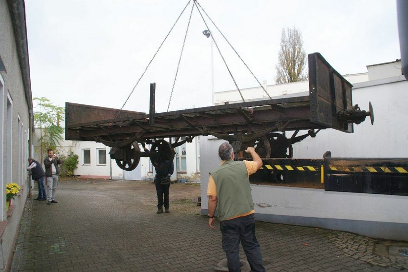 Ankunft des ehemaligen Meißner Güterwagens im Oktober 2017 beim Sächsischen Umschulungs- und Fortbildungswerk (SUFW) in Dresden. Hier beginnt im Februar seine Restaurierung.                               Foto: Joachim Schulz