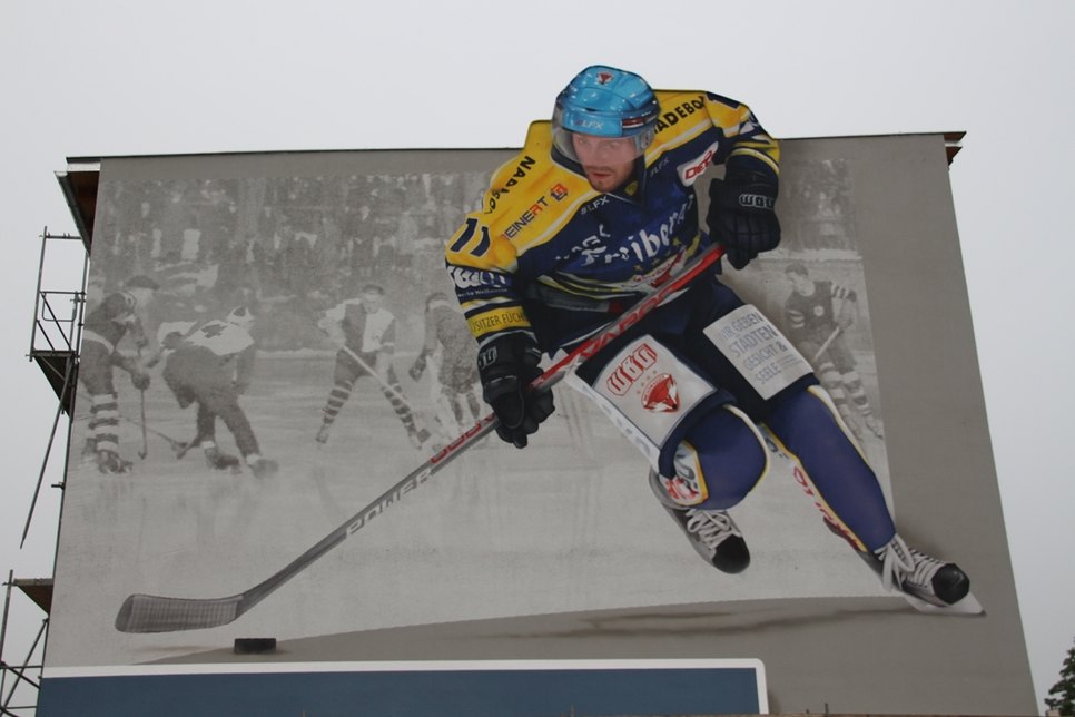 Vor der Mannschaftsvorstellung wurde der Eishockey-Riese an der Fassade am Professor Wagenfeld-Ring 74 enthüllt. Fotos: Keil