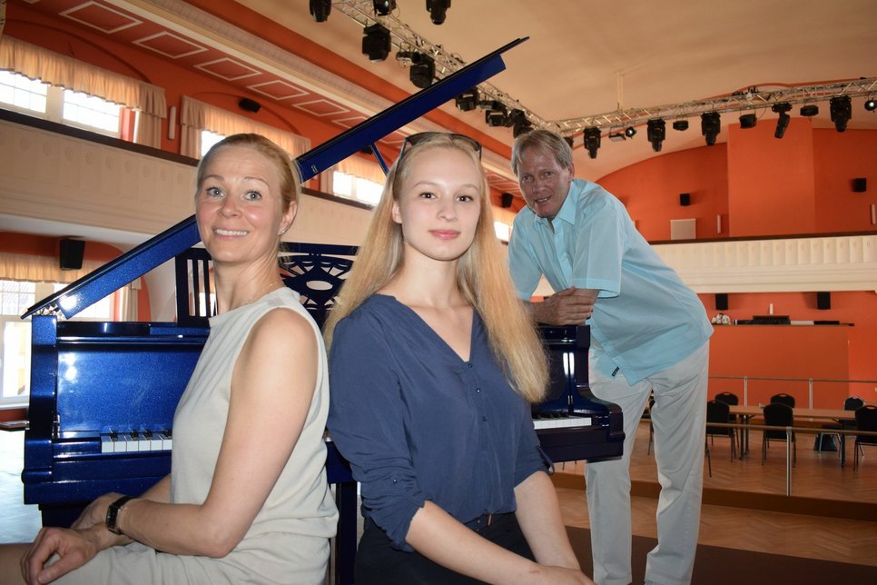 Beate Dangrieß (links) und Ariana Proft kümmern sich fortan um den Rödersaal in Großröhrsdorf. Der Eigentümer Robert Rumpel hat viel Herzblut in das imposante Gebäude gesteckt. Foto: Sandro Paufler