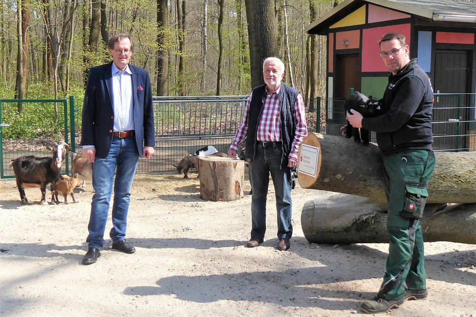 Tierparkleiter Steffen Heitmann (r.) freut sich über die Spende von Jürgen Riecke an Manfred Schäfer als Vorsitzender des Tierpark-Fördervereins. Fotos:jw