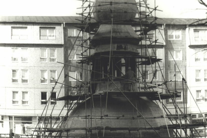 Turmhelm für die Oberkirche wird hergestellt, Mitte März 1988, Fotograf Peter Letsch