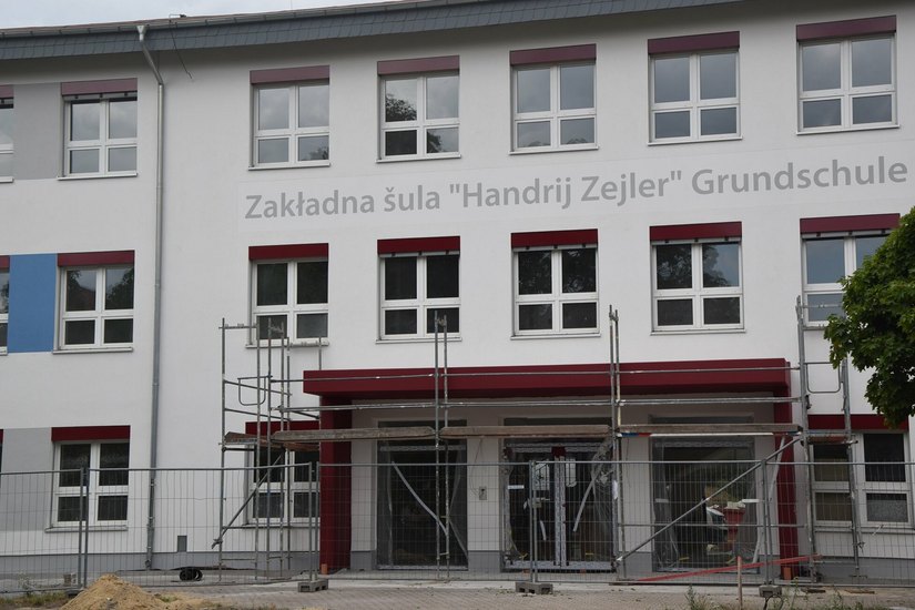 Die künftige Grundschule »Handrij Zejler« zeigt sich mit einer frisch sanierten Fassade.