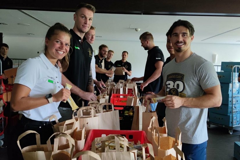 In der Dresdner Sportsbar Ostra wurden Frühstückspakete für die Kameraden im Waldbrandgebiet gepackt.