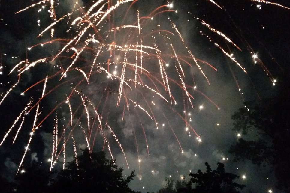Feuerwerk am Nachthimmel. Foto: FF