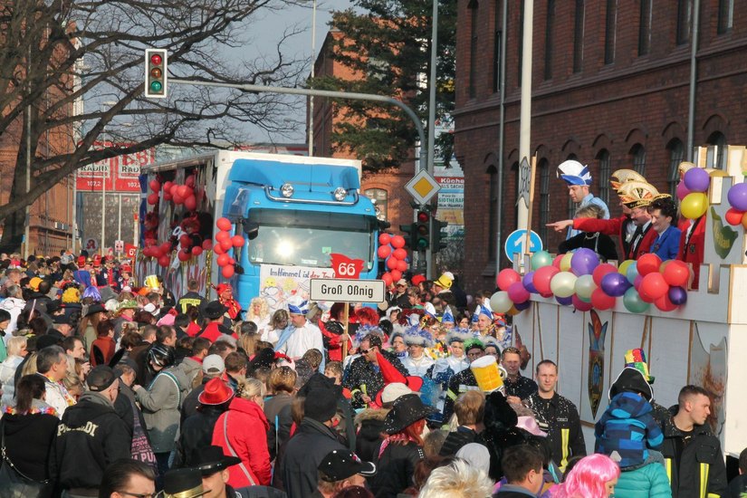 Der "Zug der fröhlichen Leute" in Cottbus zieht Jahr für Jahr bis zu 100.000 Menschen an die Strecke. Karnevalsvereine der ganzen Lausitz sind dabei. Foto: jho