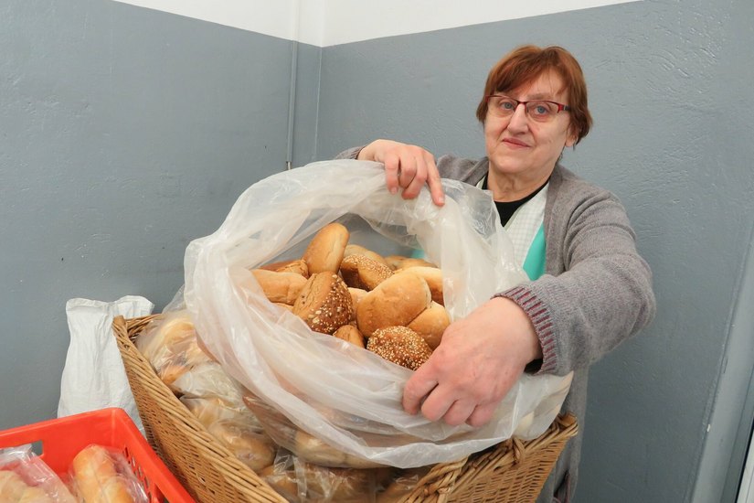 Gerlinde Lorenz gehört zu den Mitarbeiterinnen der Tafel, die donnerstags im Mehrgenerationenhaus für einen Obolus Lebensmittel an hilfsbedürftige Menschen weitergeben.