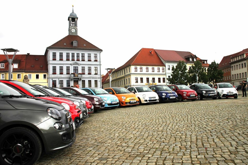 Die Fiat 500-Modelle sind in Reih und Glied auf dem Altmarkt in Bischofswerda aufgestellt.