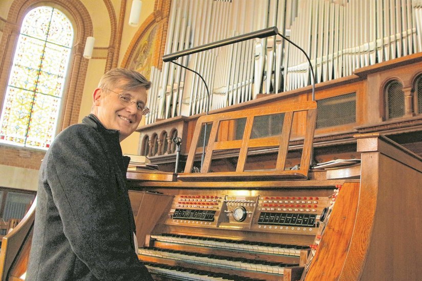 Kantor Sebastian Schwarze-Wunderlich ist seit 2018 in der Riesaer Trinitatiskirche an der Orgel kreativ und für die gesamte musikalische Betreuung in der Kirche verantwortlich.