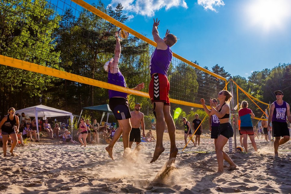 Sonne, Strand und gute Laune sind die Kennzeichen des beliebten Beach-Volleyball-Turniers am Silbersee. Coronabedingt kann das Turnier aber erst 2021 wieder ausgetragen werden. Foto: SC Hoyerswerda