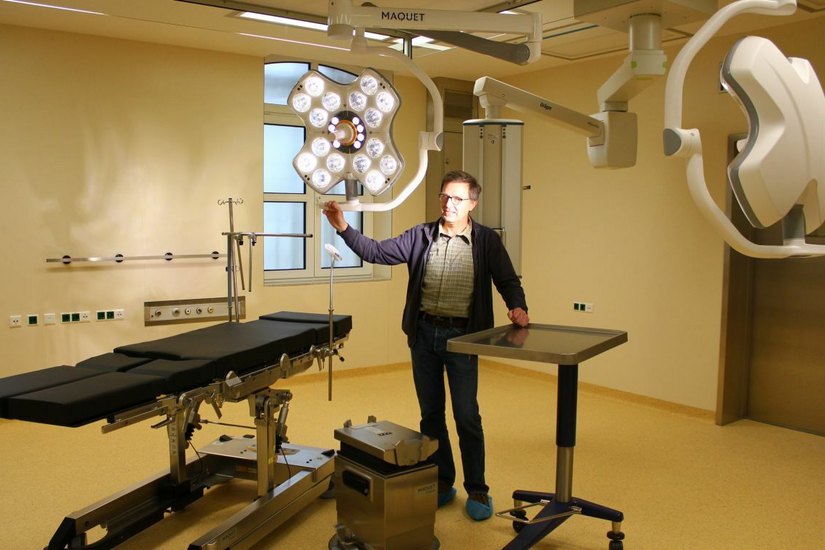 Jürgen Lison, Technischer Leiter, in einem der neuen  OP-Säle. Foto: Orthopädisches Zentrum