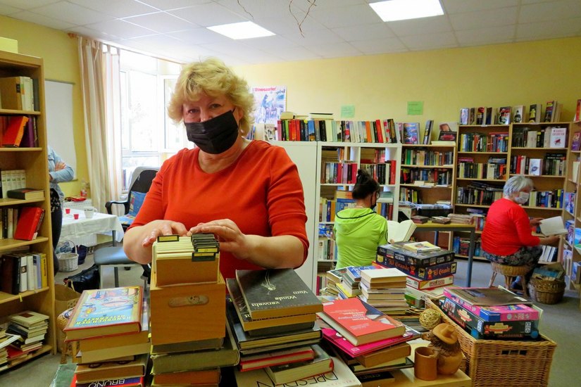 Undine Kotow mag ihre Ehrenämter. Die 57-Jährige kümmert sich auch um die Bücherstube. Foto: sr