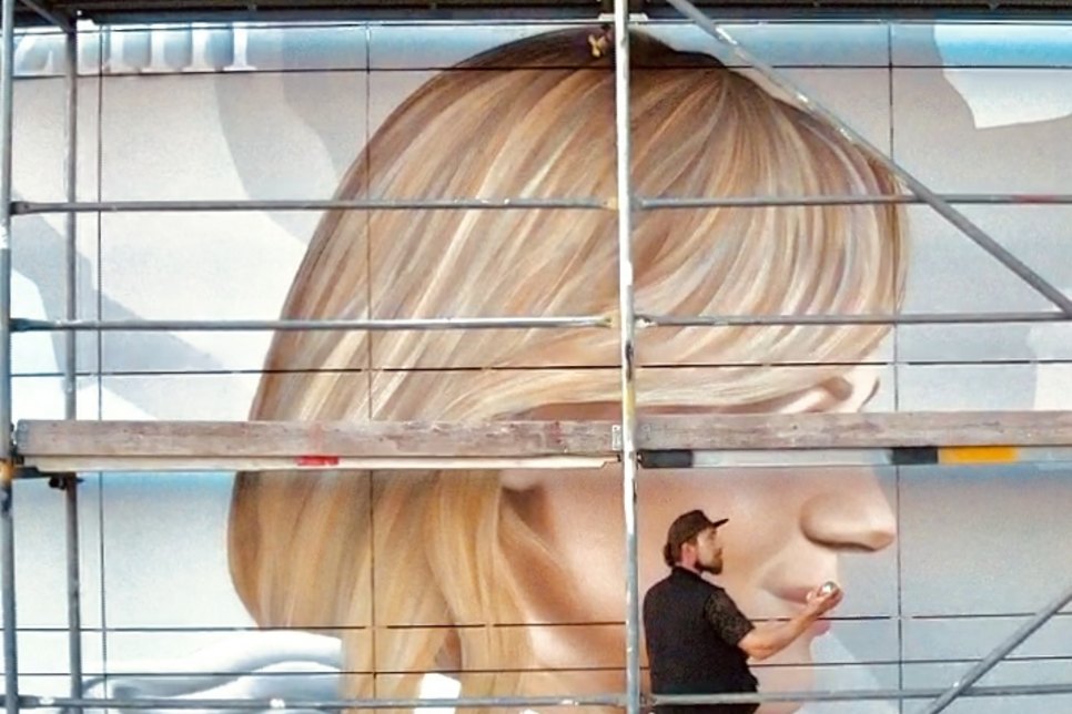 Graffiti-Künstler Dirk Hiekel bei der Arbeit am größten Cottbuser Wandbild in der Sanzebergstraße 12 im Stadtteil Sandow. Foto: GWC Cottbus