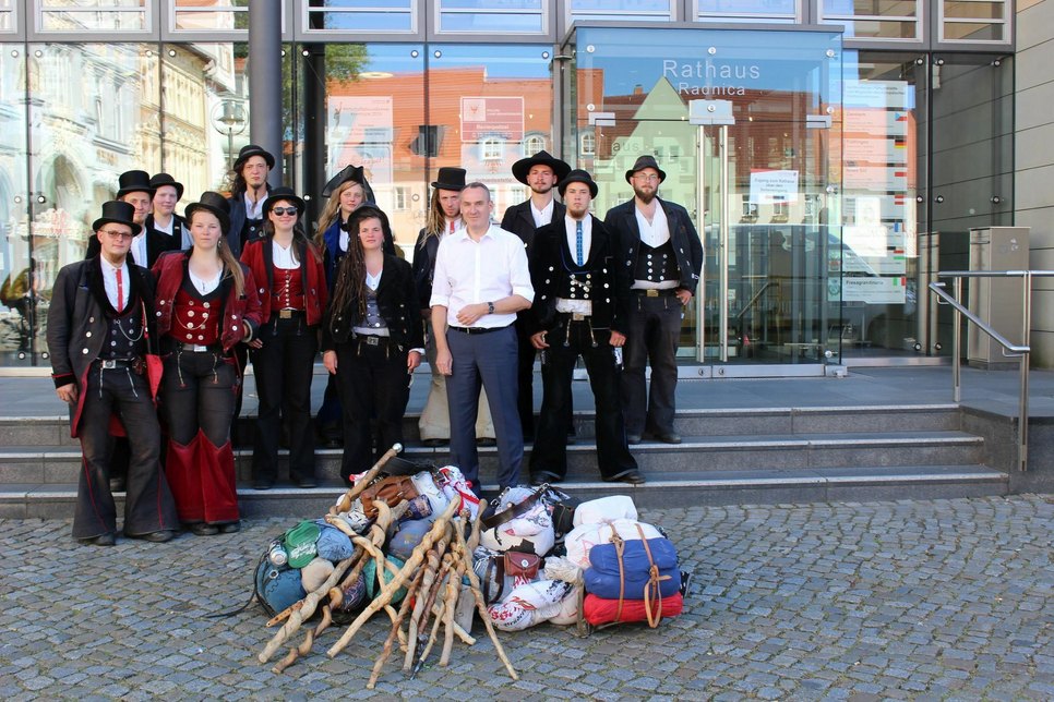 12 Wandergesellen machten Station beim Senftenberger Rathauschef Andreas Fredrich. Foto: Henry Doll