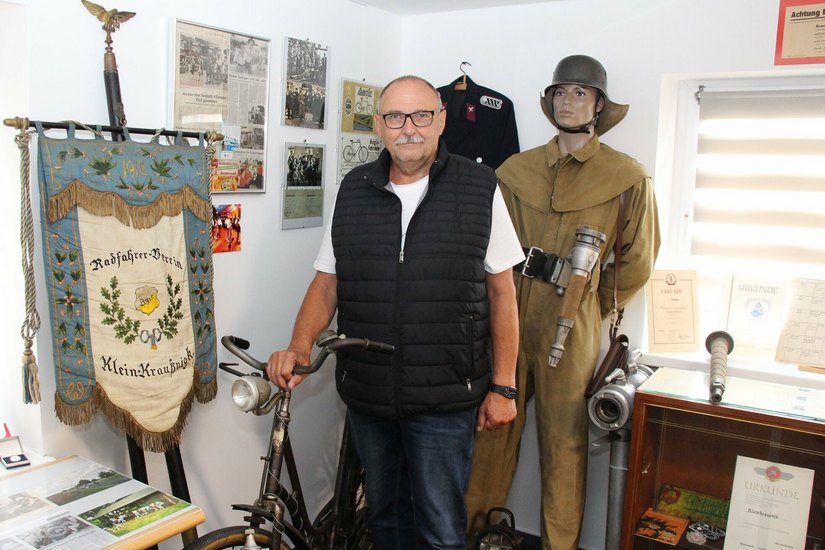 Norbert Zach in seinem Dorfmuseum in Kleinkrausnik Nr. 5. Im Ort gab es auch einmal einen Radfahrer-Verein, wie das Vereinsbanner und weitere Zeitdokumente dokumentieren.