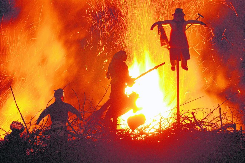Knisternd gehen am Sonntagabend wieder zahlreiche gebastelte Hexen in Flammen auf.   Foto: Archiv/Thomas Fiedler