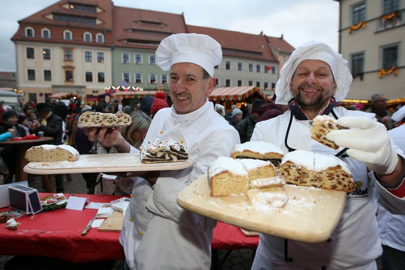 Die beiden Bäckermeister Klaus Schietzold aus Maxen und Falk Burkhardt (r.) aus Pirna ließen beim letzten Stollenfest zulangen und verkosteten ihre Stollen an Besucher vom Canalettomarkt.