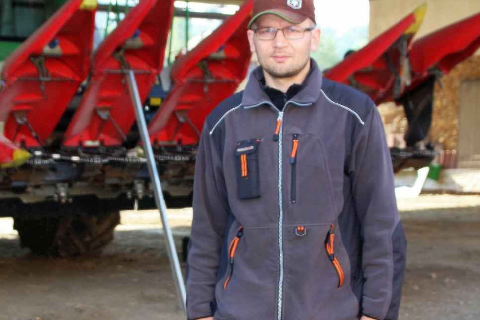 Landwirt Tobias Pelz ist konventioneller Landwirt und glücklich mit seinem Job. Foto: Farrar