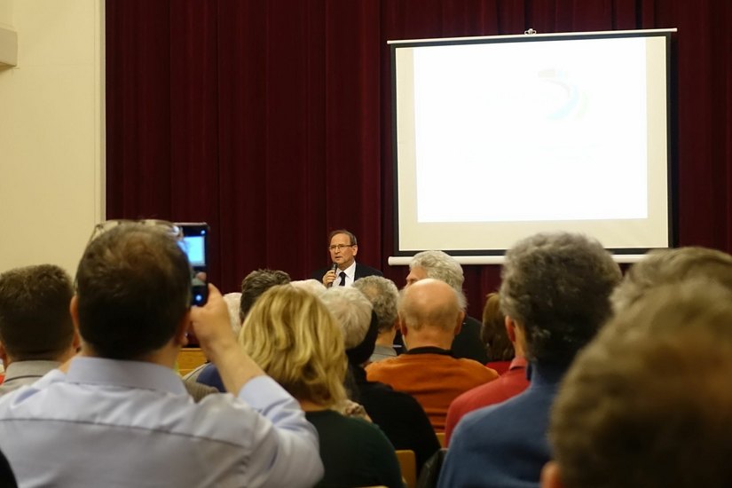 Zweckverbandsvorsitzender und Bürgermeister von Heidenau Jürgen Opitz begrüßte rund 150 Bürgerinnen und Bürger beim Informationsabend. Foto: Schramm
