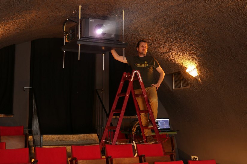 Marek Georgi Filmclub von der Rolle ´ 94 e.V. am neuen Projektor. Foto: PR/Verein