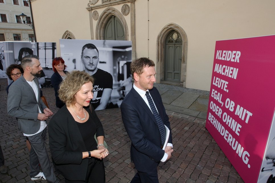 Zum Kampagnen-Auftakt in Pirna kam auch  Ministerpräsident Michael Kretschmer. Zusammen mit Katrin Fischer, Geschäftsführerin der Agentur »ressourcenmangel«, schaute er sich die Ausstellung an.  Foto: D. Förster