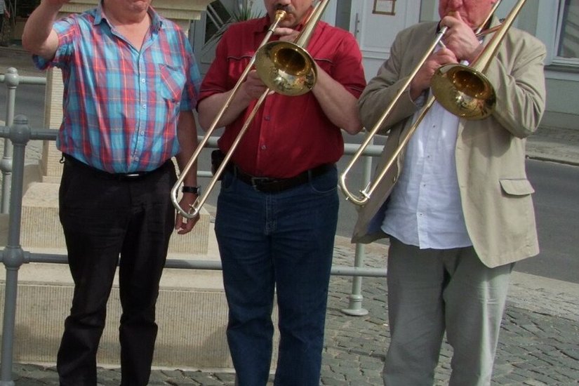 Bei der Vorstellung des diesjährigen Bierstadtfestprogrammes ließ sich Radebergs Oberbürgermeister Gerhard Lemm (links) mit Musikern des Posaunenchors ablichten. Ein Termin, der ihn seinerzeit etwas wehmütig gestimmt habe, denn es war das letzte Bierstadtfest, dass er in seiner Funktion als OB begleitete.