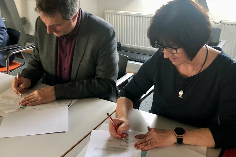 Vorsitzender des Stadtsportbundes Olaf Wernicke und Dezernentin Maren Dieckmann unterzeichnen Kooperationsvereinbarung.