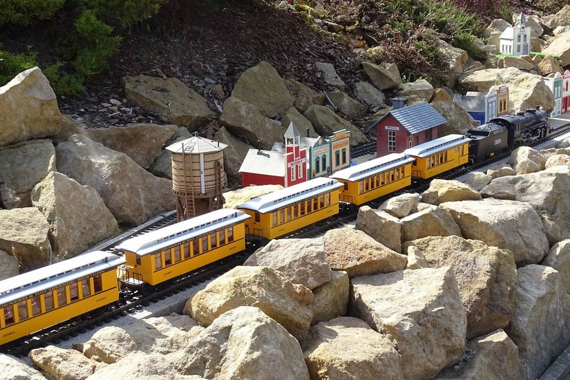 Amerika-Bereich der Eisenbahnwelten: Ein Zug fährt durch einen Bahnhof mit Wasserturm.