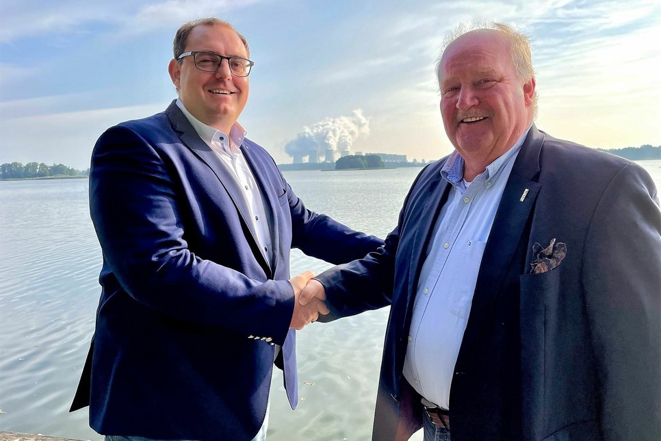 Dr. Gerrit Fester (EuG Energiebau) und Michael Stein (ehemaliger Geschäftsführer KSC GmbH) liefern Beispiel für gelungene Unternehmensnachfolge. Foto: Tudyka.PR
