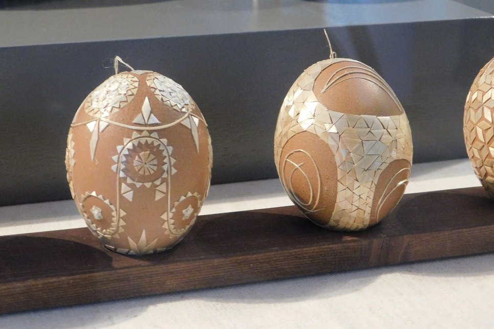 Ingrid Müller aus Dresden hat diese Ostereier mit Stroh geschmückt. Eine unglaublich filigrane Arbeit.