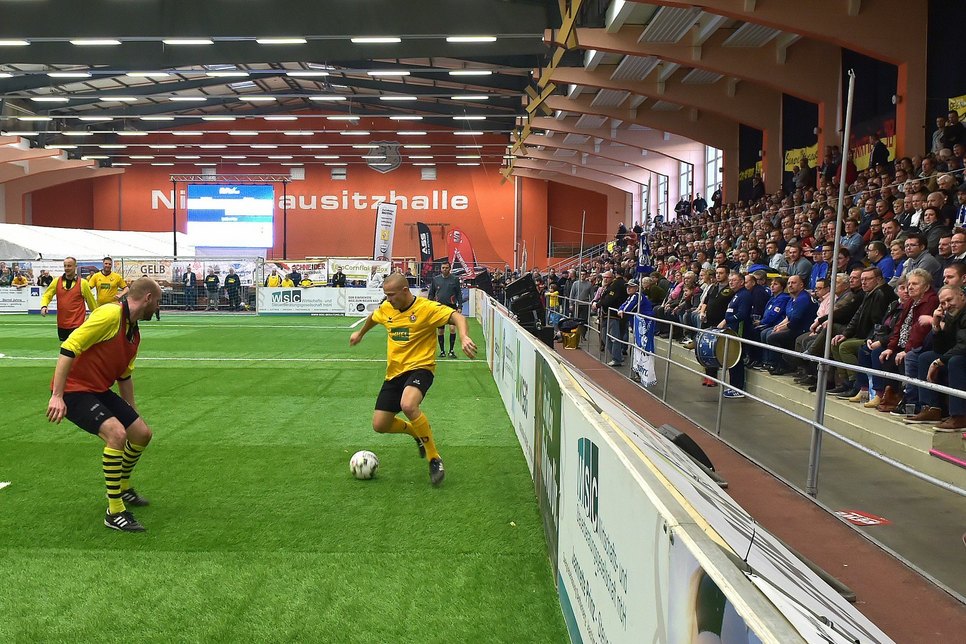 Innerhalb der 47. Hallenturniere des FSV Brieske/Senftenberg wird das 20. Traditionsturnier wieder spannenden Fußball auf den Kunstrasen zaubern. Foto: Peter Aswendt