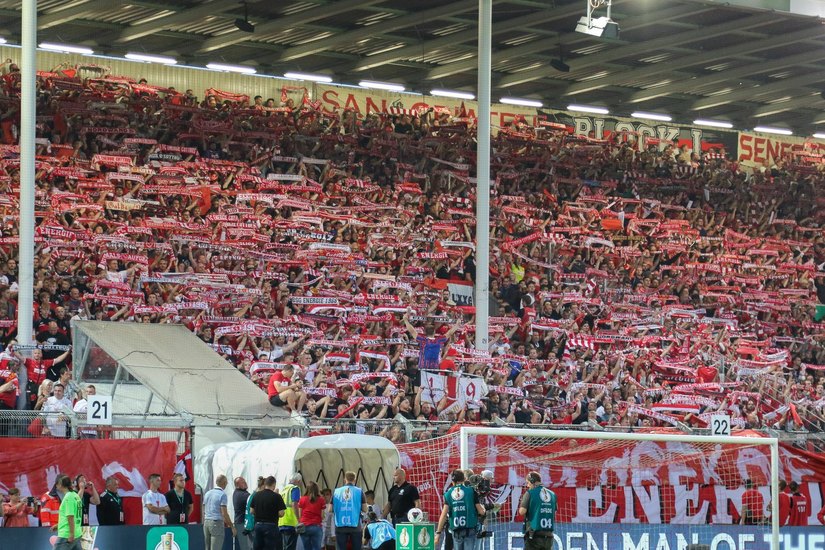 Emotionen pur bescherten die Fans ihrem Team am Montagabend im Cottbuser Stadion der Freundschaft. Fotos: Steve Seiffert