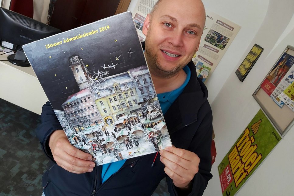 Citymanager Stephan Eichner zeigt den diesjährigen Schoko-Adventskalender in seinem Büro. Foto: Gewerbe- und Tourismusverein Zittau lebendige Stadt e.V.