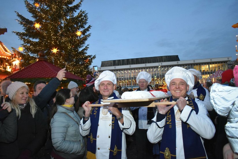 Dresdens Bäcker brachten einen 2,22 Meter langen Stollen zum Striezelmarkt - erst mit dem Anschnitt durch OB Dirk Hilbert ist der weithin bekannteste Weihnachtsmarkt erst eröffnet. Der Rathauschef verkündete noch lachend, die Stück in der Mitte seien die Besten - und war zufrieden. Hunderte drängten sich vor der Bühne zur Eröffnung. Der Wunsch, endlich wieder Weihnachten im Markttrubel zu genießen war riesig. Bis Heiligabend können sich die Dresdnerinnen und Dresdner jetzt täglich von 10 bis 21 Uhr in Weihnachtsstimmung versetzen.