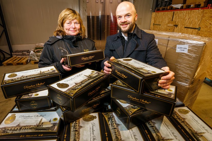 Tom Frohmader (Marketingleiter Brandible) übergibt 300 Christstollen an Anja Hoke (Vorstand Tafel Dresden e.V.).