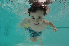 Schwimmen unterstützt die Entwicklung der motorischen Fähigkeiten bei Kindern.