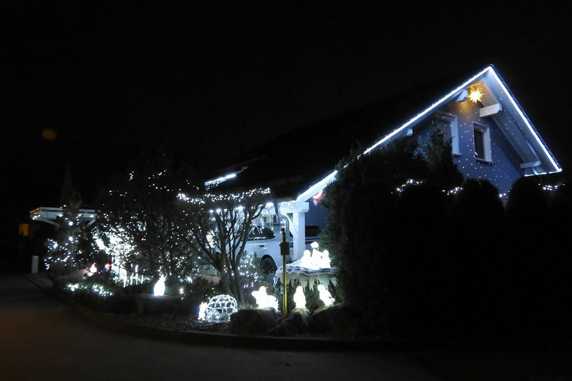 Das »Weihnachtshaus« der Familie Herbst ist ein leuchtender Hingucker in Birkwitz.