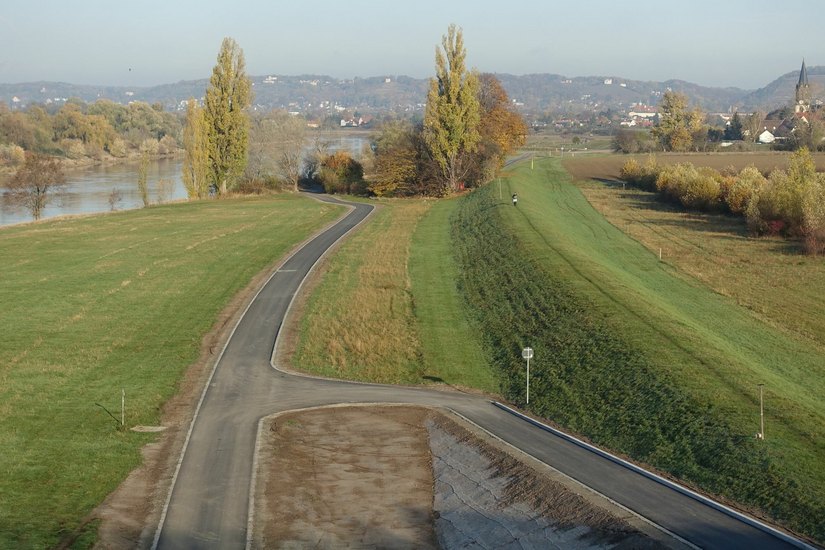 Blick auf das neue Teilstück des Elberadweges. Aufgenommen vom Fuß-/Radweg an der Autobahnbrücke Richtung Altkaditz. Fotos: Schramm