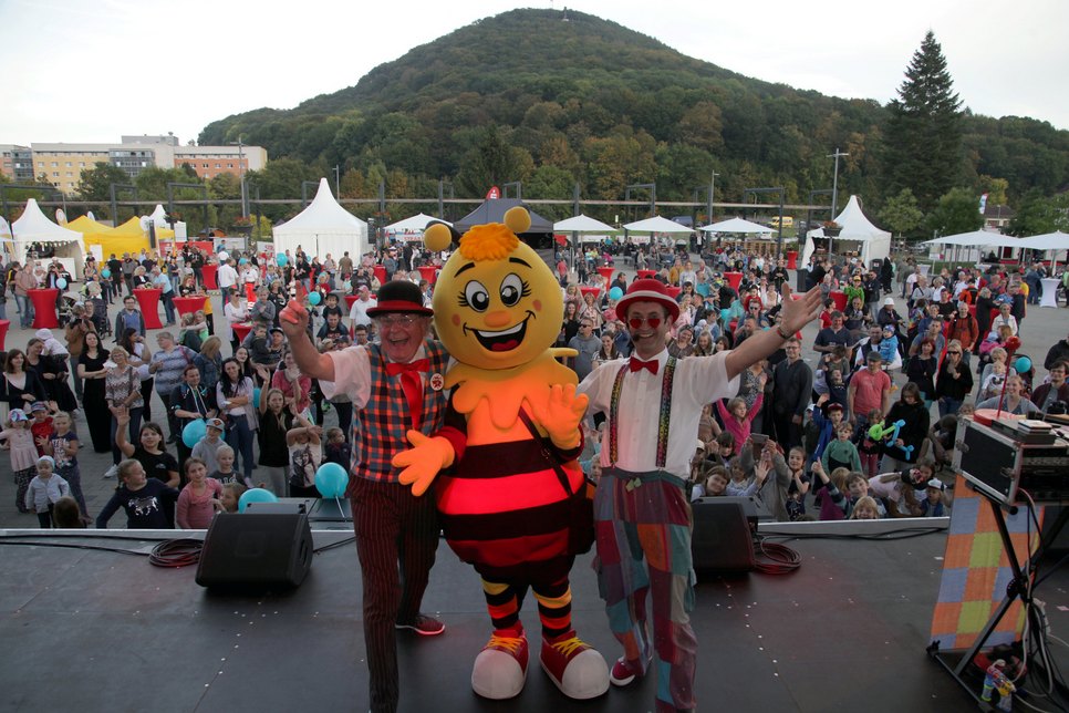 Meister Klecks und Spaßimir und Biene Carli beim Kinderfest - Programm auf der Bühne. Foto: D.Förster