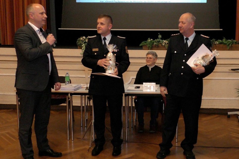 Auf gute Zusammenarbeit: Bürgermeister Mirko Buhr (li.), Stadtwehrführer Silvio Spiegel (Mitte) und sein Stellvertreter Peter Pertzsch (re.).